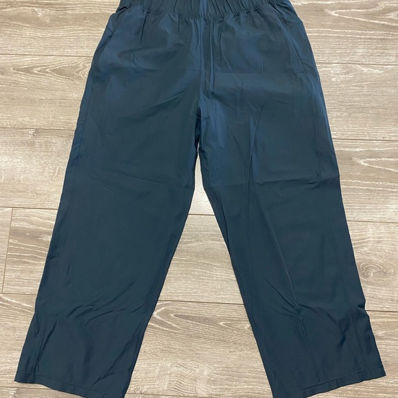 Lululemon capris - size 6 - Picture 2 of 4